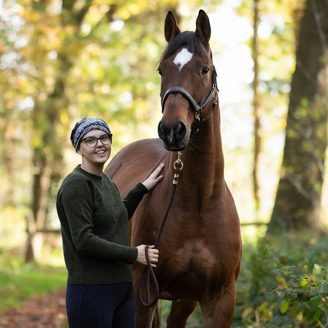 Yvanka lachend naast Santor in het bos