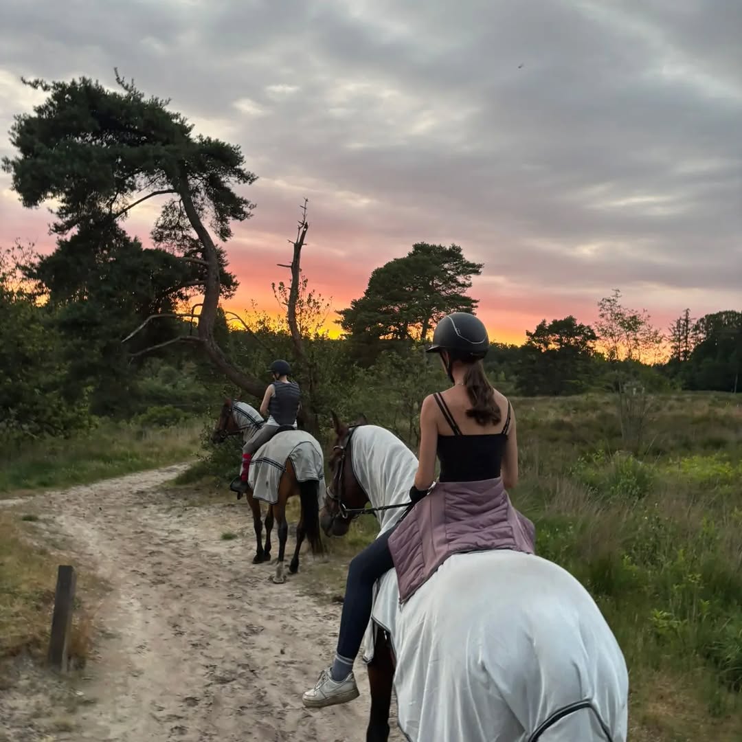 Yvanka en een ander te paard bij zonsondergang