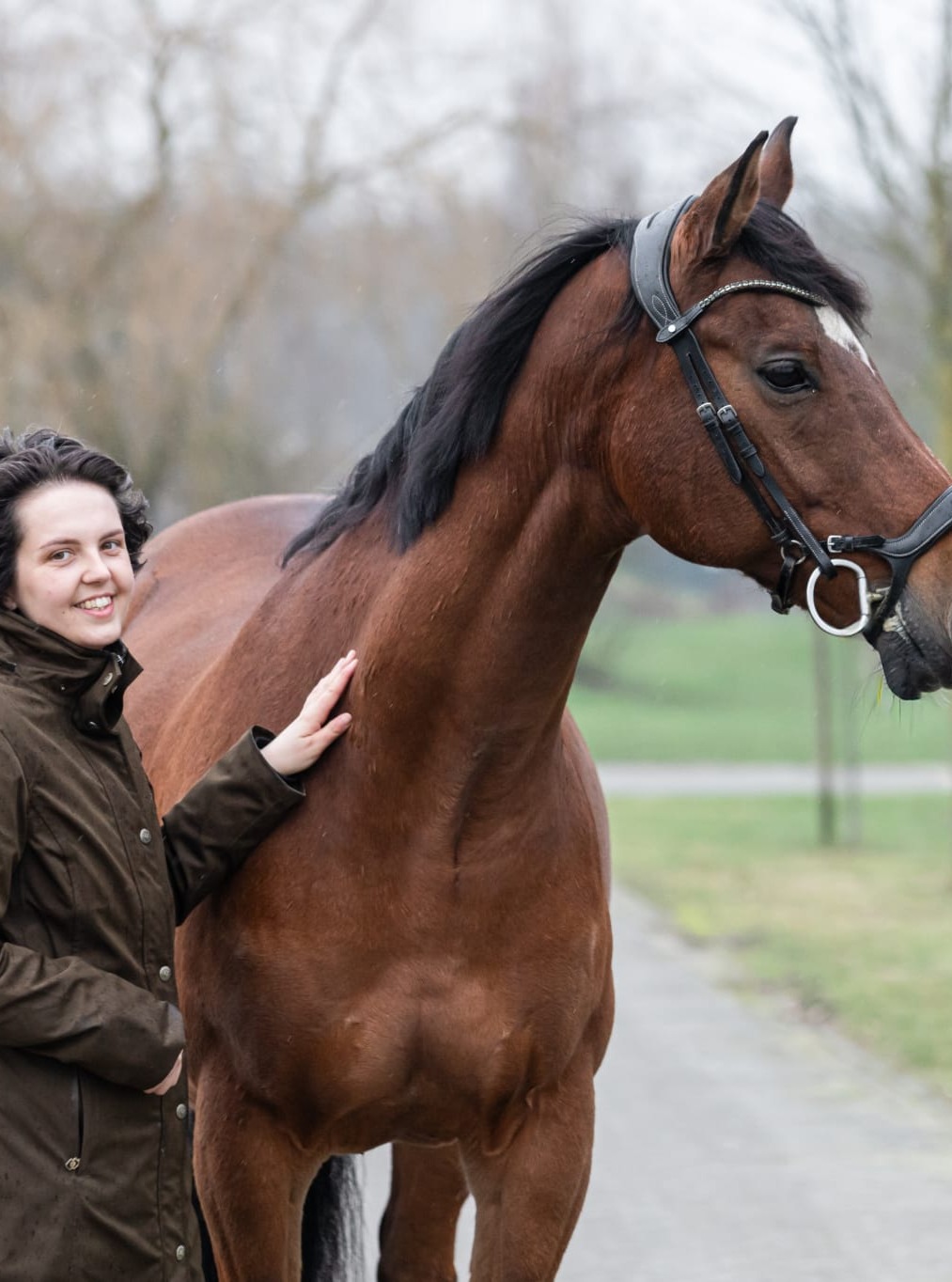 Yvanka glimlachend naast Santor