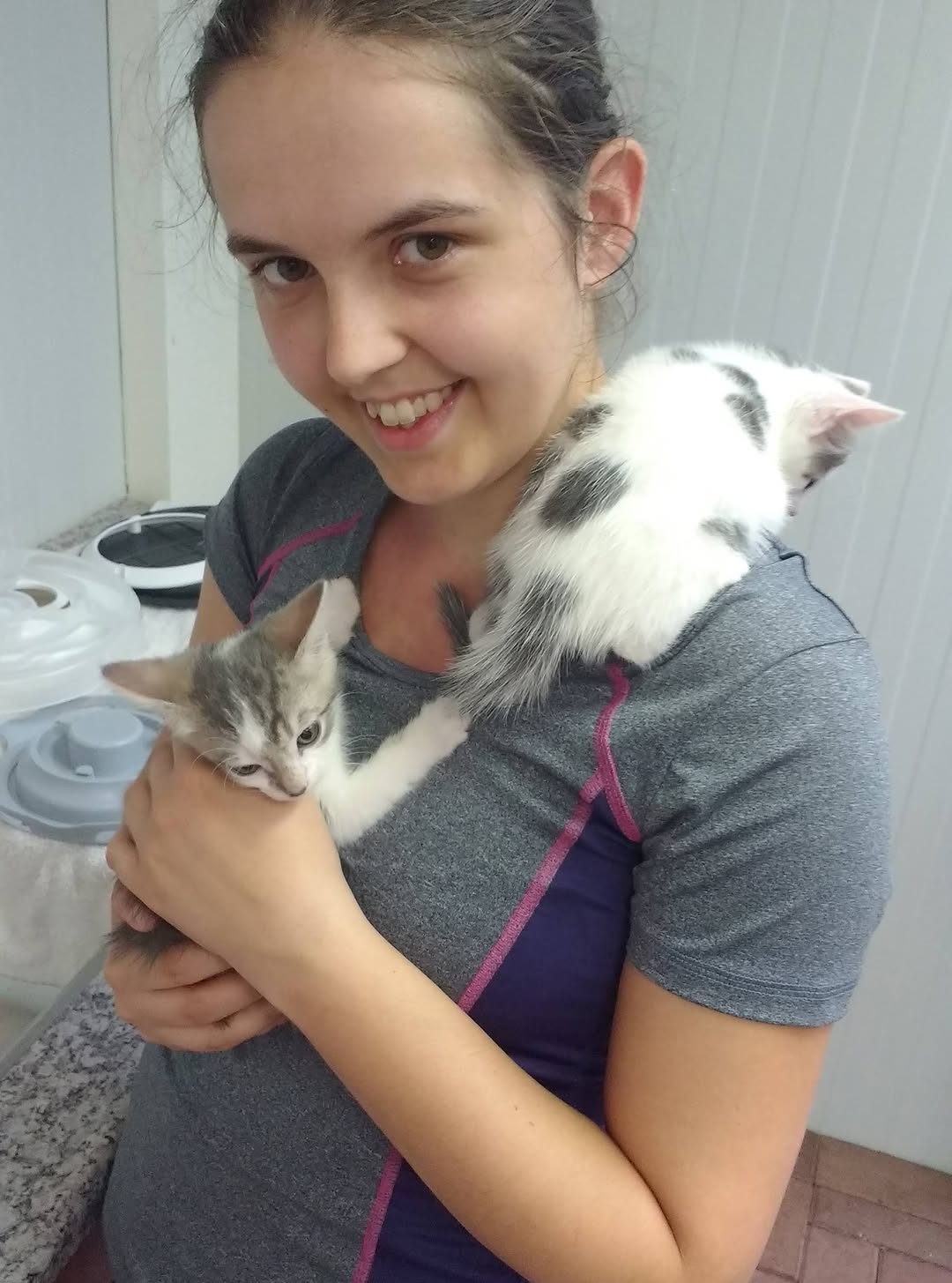 Yvanka met twee kittens